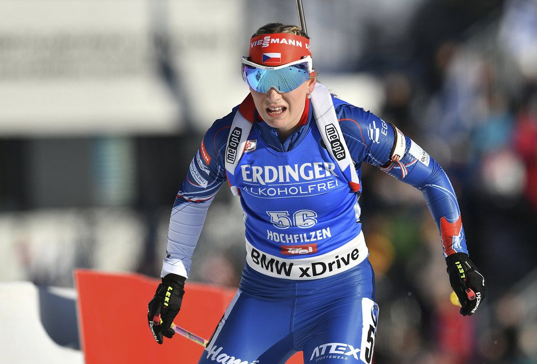 Lucie Charvátová na trati sprintu žen na MS v Hochfilzenu