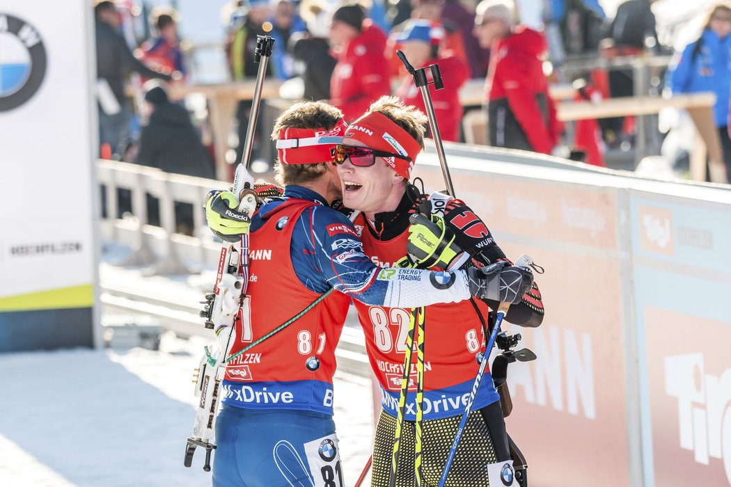 Ondřej Moravec se objímá s mistrem světa Benediktem Dollem, se kterým se vzájemně táhli v posledních úsecích sprintu