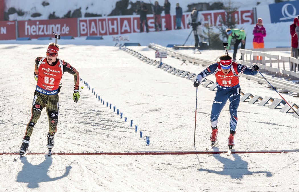 Ondřej Moravec (vpravo) si dojíždí pro páté místo, Benedikt Doll pro zlato