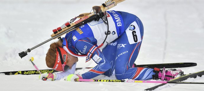 Vyždímaná Koukalová: Mrzí mě to, už nebyly síly. Češky nepodržely lyže