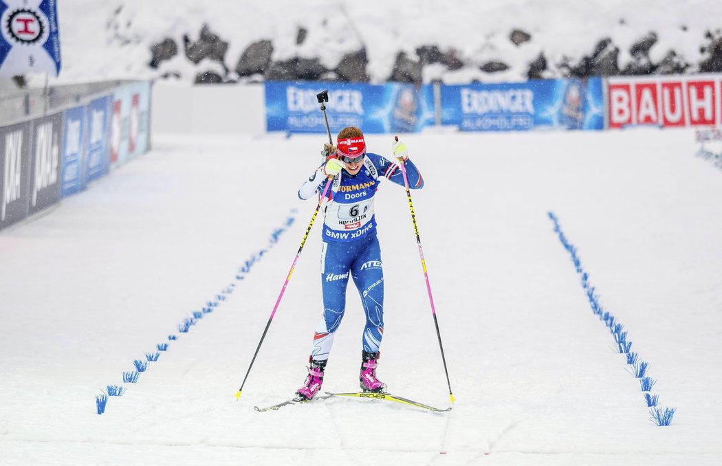 Gabriela Koukalová finišuje ve štafetě na MS v biatlonu jako čtvrtá