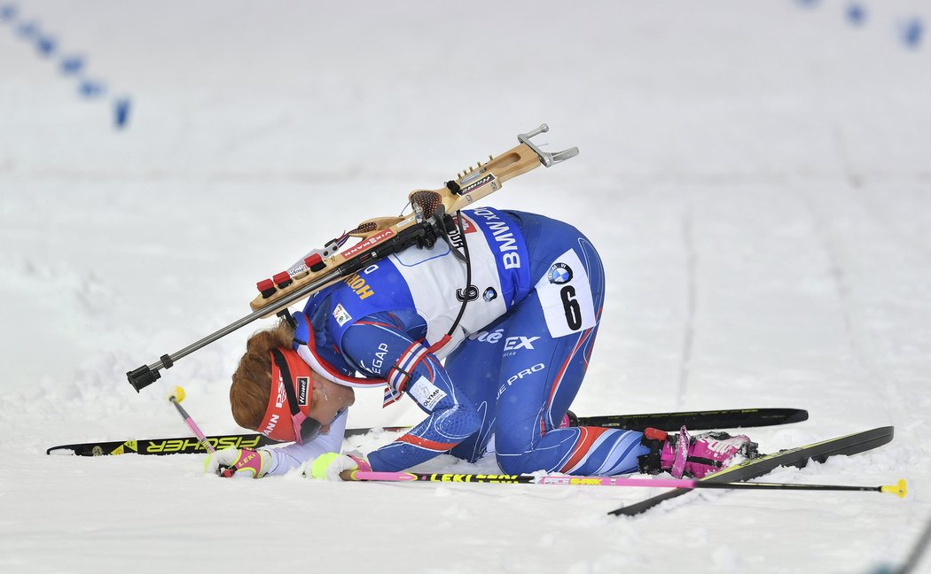 Vyčerpaná Gabriela Koukalová v cíli štafety na MS, kterou dovezla na čtvrtém místě