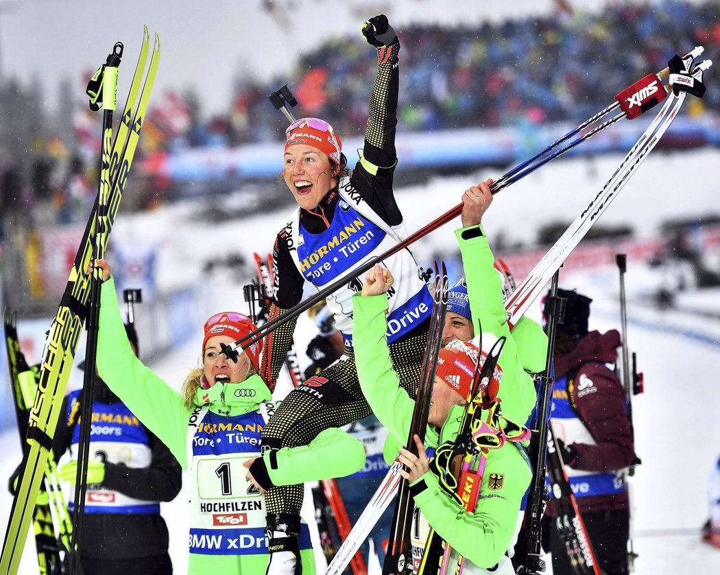 Finišmanka zlaté německé štafety Laura Dahlmeierová na ramenou svých parťaček