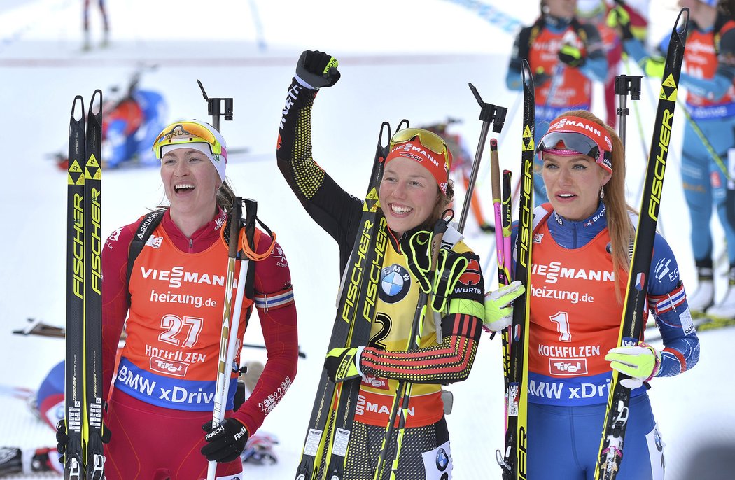 Druhá Darja Domračevová, vítězka Laura Dahlmeierová a třetí Gabriela Koukalová v cíli stíhačky na MS