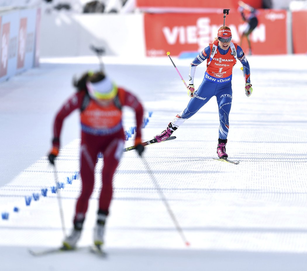 Gabriela Koukalová dojíždí do cíle stíhačky kousek za Běloruskou Darjou Domračevovou