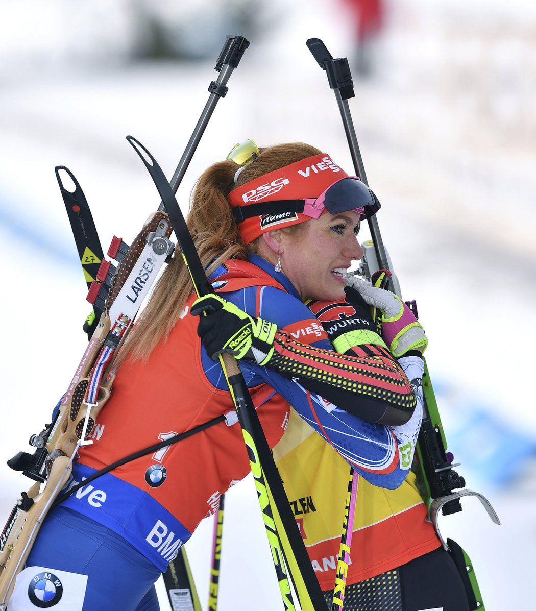 Gabriela Koukalová se objímá s vítěznou Němkou Laurou Dahlmeierovou