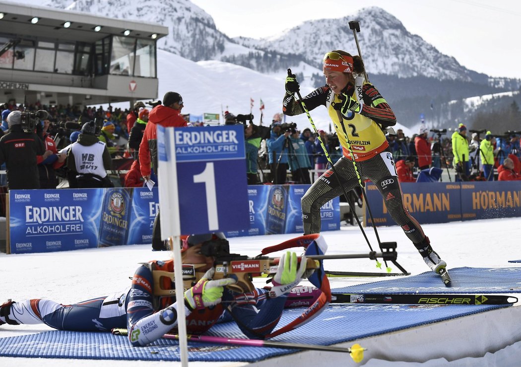 Gabriela Koukalová stále zůstává na první střelecké položce, zatímco Laura Dahlmeierová už vyráží na trať