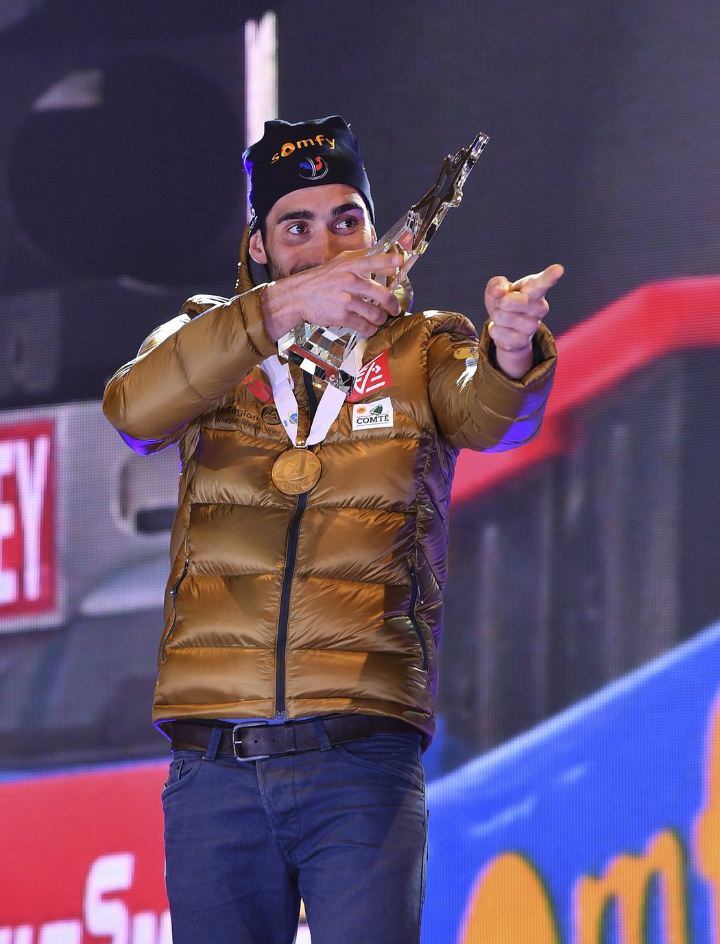 Vítězné gesto Martina Fourcada při medailovém ceremoniálu po stíhačce