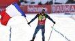 Martin Fourcade si s francouzskou vlajkou jede pro titul mistra světa ve stíhačce