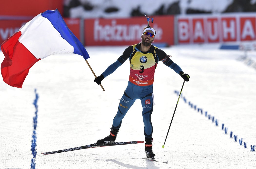 Martin Fourcade si s francouzskou vlajkou jede pro titul mistra světa ve stíhačce