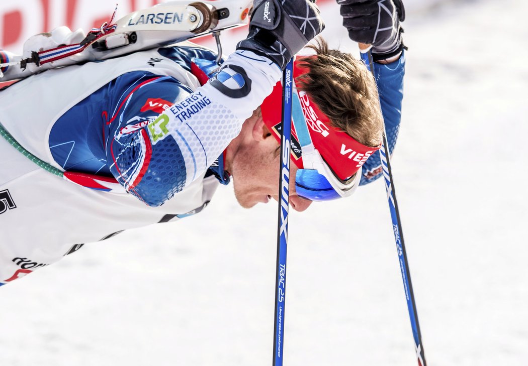 Ondřej Moravec v cíli stíhacího závodu na MS v Hochfilzenu. Bylo z toho páté místo.