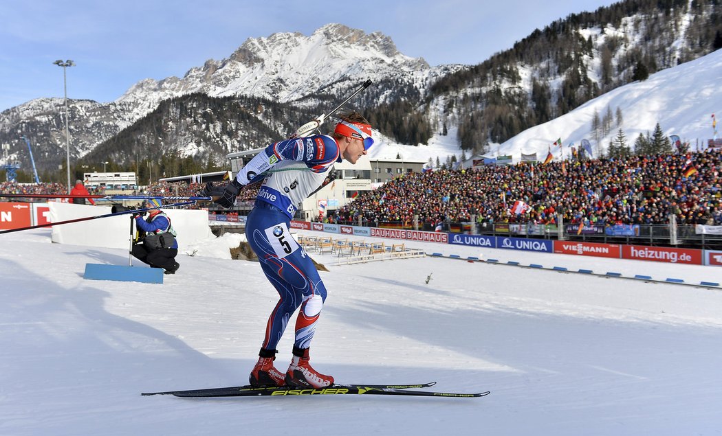 Ondřej Moravec projíždí stadionem na MS v Hochfilzenu