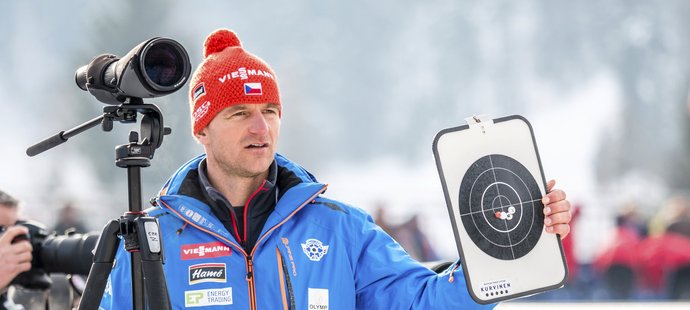 Zdeněk Vítek ukazuje tabulku s umístěním střel při stíhačce na MS v Hochfilzenu