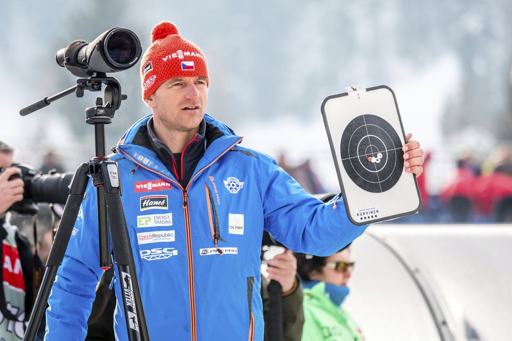 Zdeněk Vítek ukazuje tabulku s umístěním střel při stíhačce na MS v Hochfilzenu