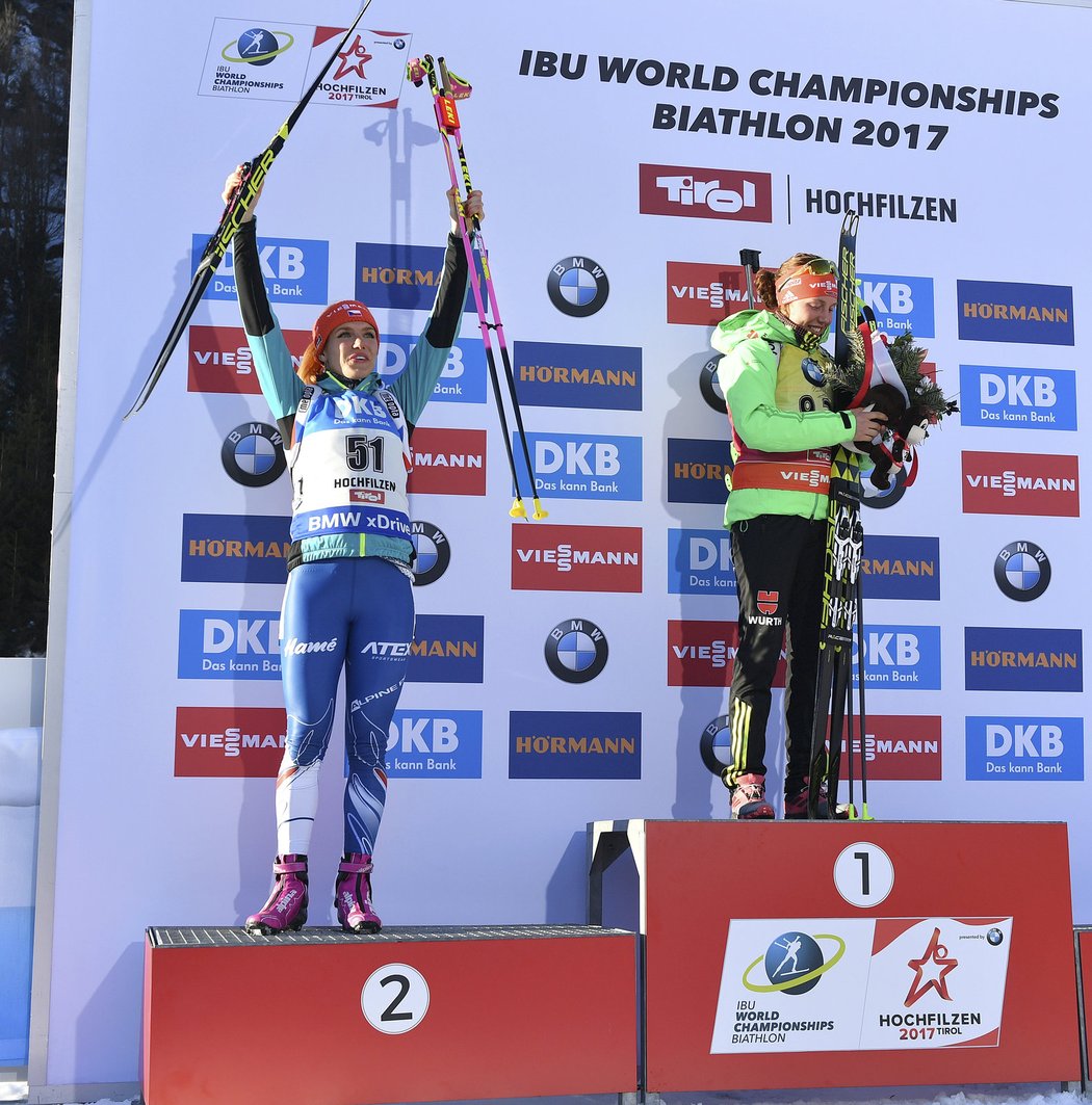 Gabriela Koukalová na stříbrném stupínku po vytrvalostním závodě na 15 km na MS v Hochfilzenu. Zvítězila Laura Dahlmeierová.