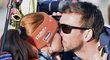 Stříbrná pusa! Gabriela Koukalová přijímá gratulaci od svého manžela Petra po závodě na 15 km na MS v Hochfilzenu