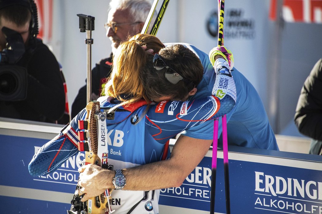 Gabriela Koukalová v objetí s manželem Petrem po svém stříbrném závodě na 15 km