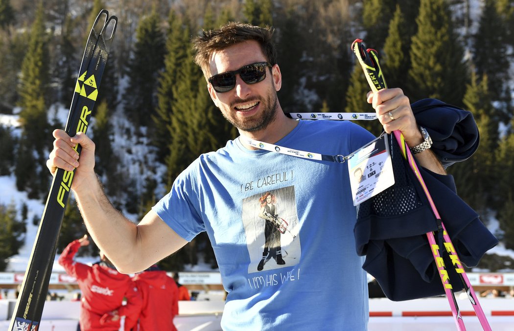Petr Koukal ve vtipném tričku s obrázkem tehdejší manželky Gabriely na biatlonovém MS