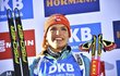 Gabriela Koukalová při květinovém ceremoniálu po závodě na 15 km, ve kterém na MS získala stříbro