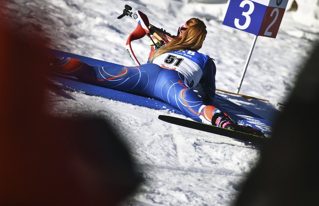 Gabriela Koukalová při střelecké položce vleže ve vytrvalostním závodě na MS, ve kterém získala stříbro