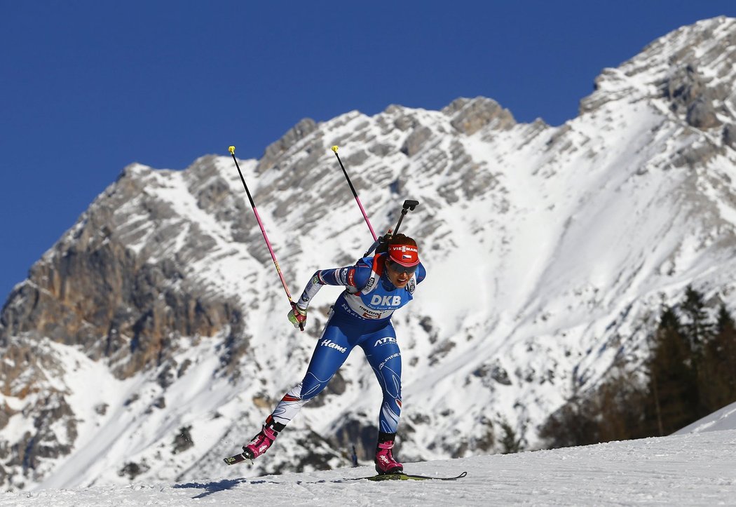 Gabriela Koukalová na trati vytrvalostního závodu na MS v Hochfilzenu