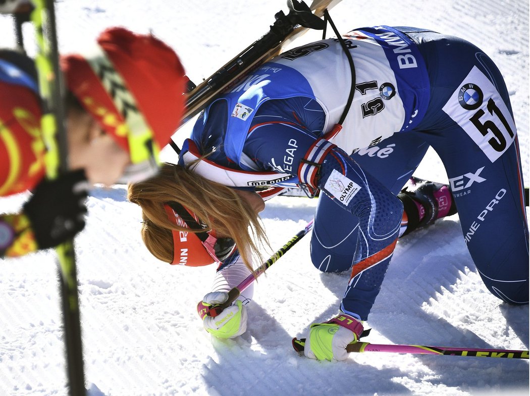 Vyčerpaná Gabriela Koukalová v cíli vytrvalostního závodu na MS. Bylo z toho stříbro.