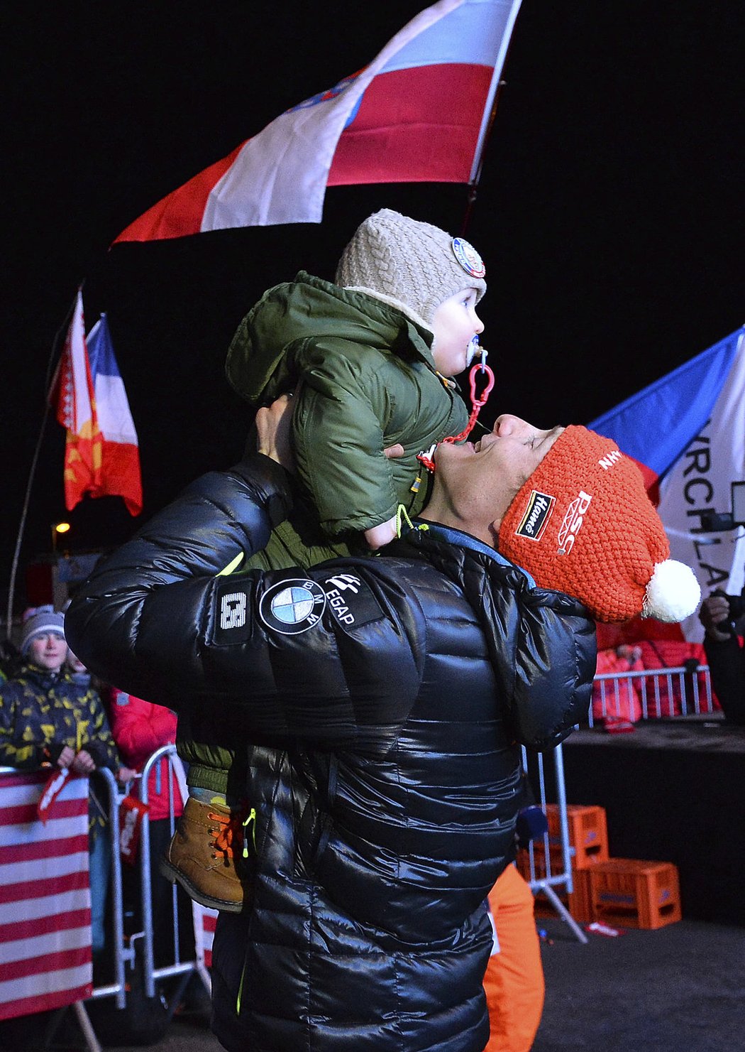 Ondřej Moravec se po medailovém ceremoniálu raduje s dcerkou Rozálií