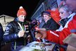 Ondřej Moravec se stříbrnou medailí na krku se podepisuje českým fanouškům v Hochfilzenu