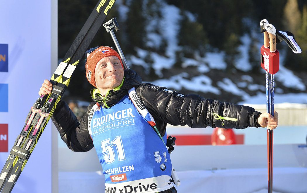 Ondřej Moravec se raduje ze stříbrné medaile na mistrovství světa