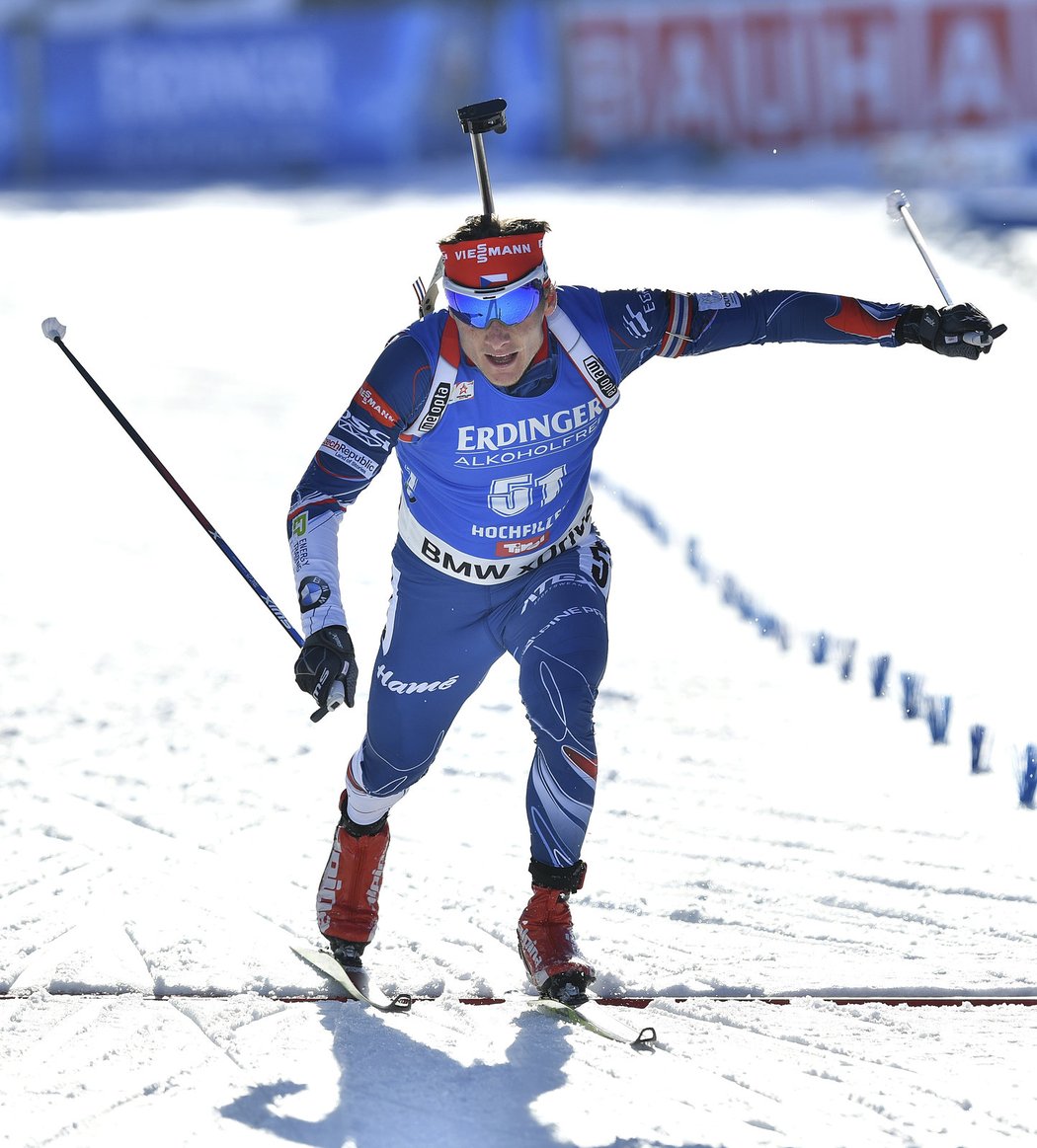 Ondřej Moravec protíná cílovou pásku závodu na 20 km na MS v Hochfilzenu. Byla z toho parádní stříbrná medaile.