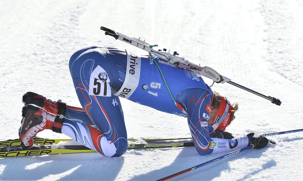 Unavený, ale šťastný Ondřej Moravec v cíli vytrvalostního závodu na 20 km na MS v Hochfilzenu