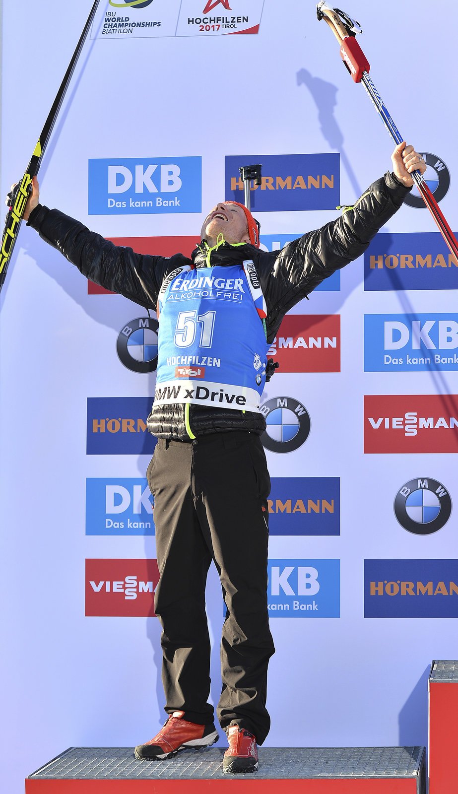 Ondřej Moravec na stupních vítězů při medailovém ceremoniálu po závodě na 20 km na MS v Hochfilzenu