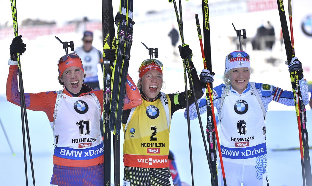 Vítězné trio biatlonistek ze závodu s hromadným startem. Zleva stříbrná Susan Dunkleeová, vítězka Laura Dahlmeierová a bronzová Kaisa Mäkäräinenová.