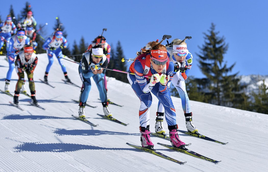 Gabriela Koukalová útočí ve stíhacím závodě na 10 kilometrů ze třinácté pozice