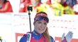 Gabriela Koukalová mává fanouškům po svém čtvrtém místě v závěrečném závodě na MS v biatlonu