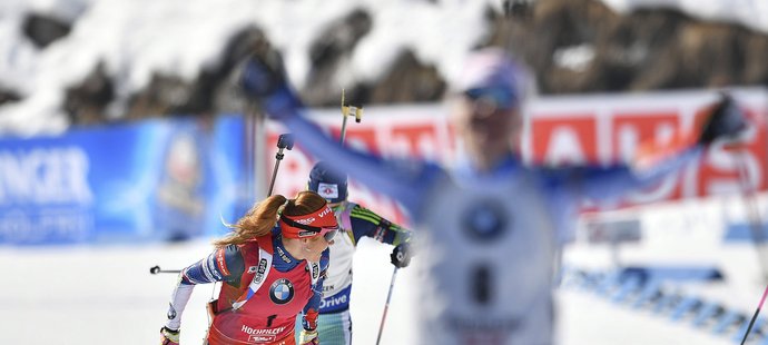 Gabriela Koukalová dojíždí čtvrtá za Kaisou Mäkäräinenovou a přitom se ohlíží za soupeřkami, které její pozici ještě ohrožovaly