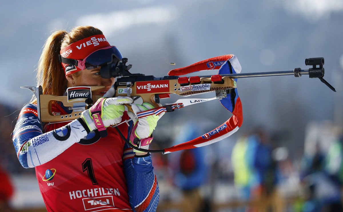 Gabriela Koukalová při nástřelu před závodem s hromadným startem na MS