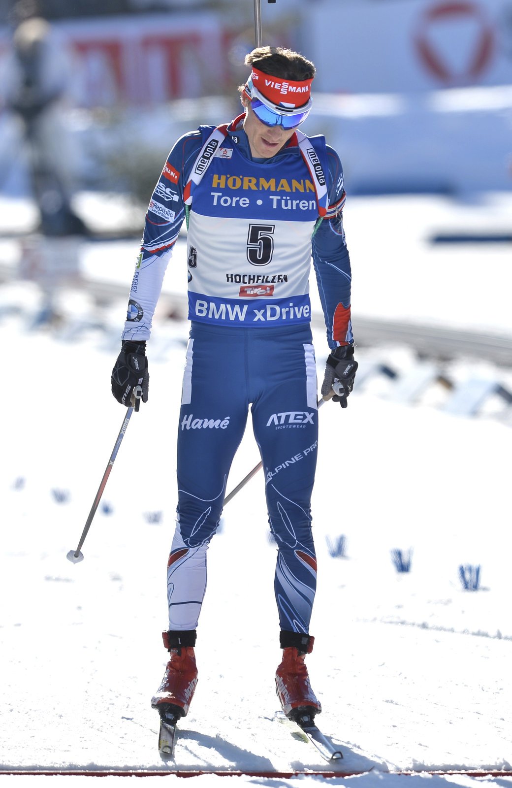 Zklamaný Ondřej Moravec projíždí cílem závodu s hromadným startem v závěru MS