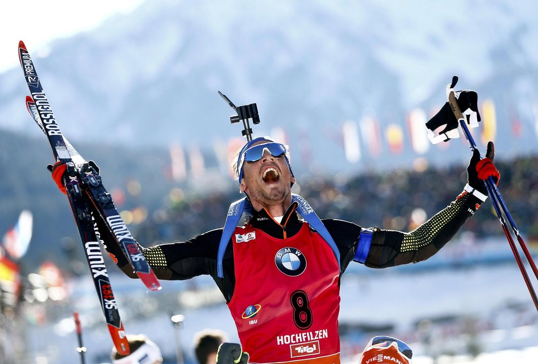 Simon Schempp se raduje z triumfu v závěrečném závodě MS s hromadným startem