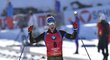 Německý biatlonista Simon Schempp se raduje z titulu mistra světa v závodě s hromadným startem