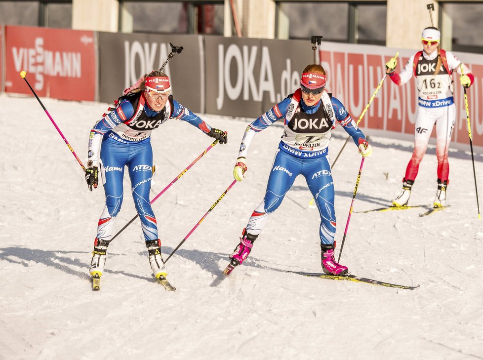 Eva Puskarčíková (vlevo) předává po svém zkaženém prvním úseku Gabriele Koukalové