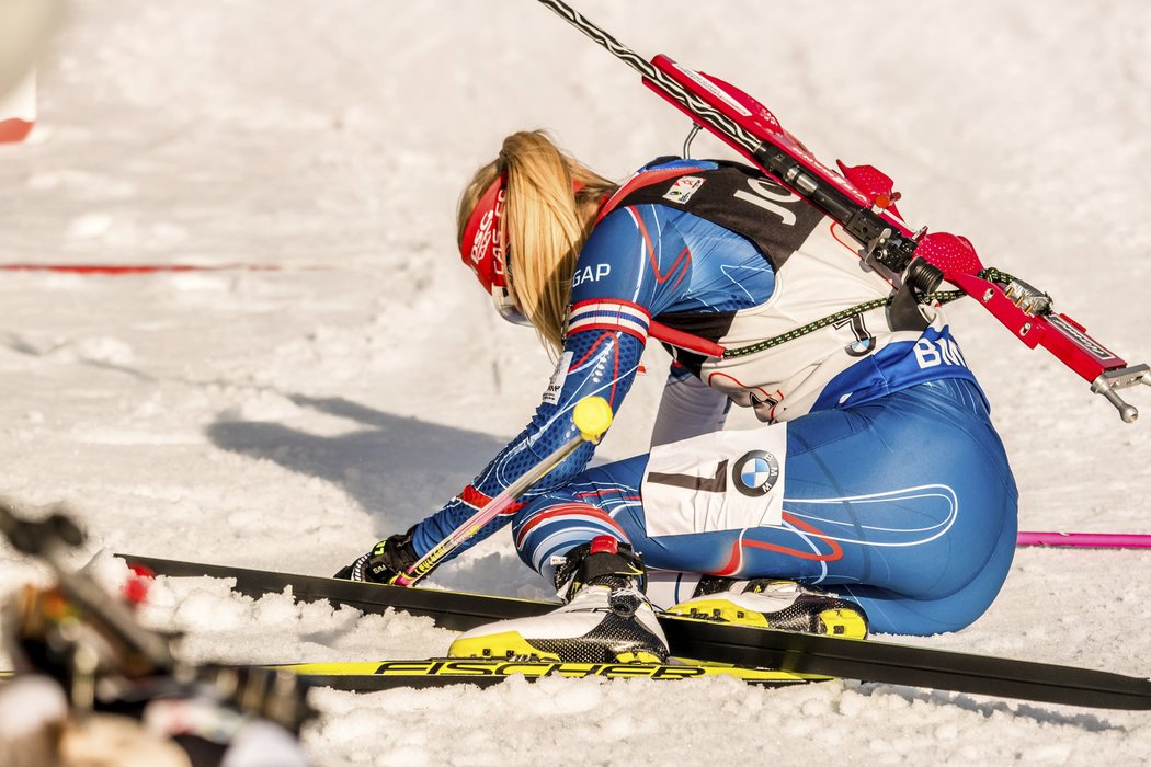 Zničená Eva Puskarčíková po svém úvodním úseku smíšené štafety na MS v Hochfilzenu