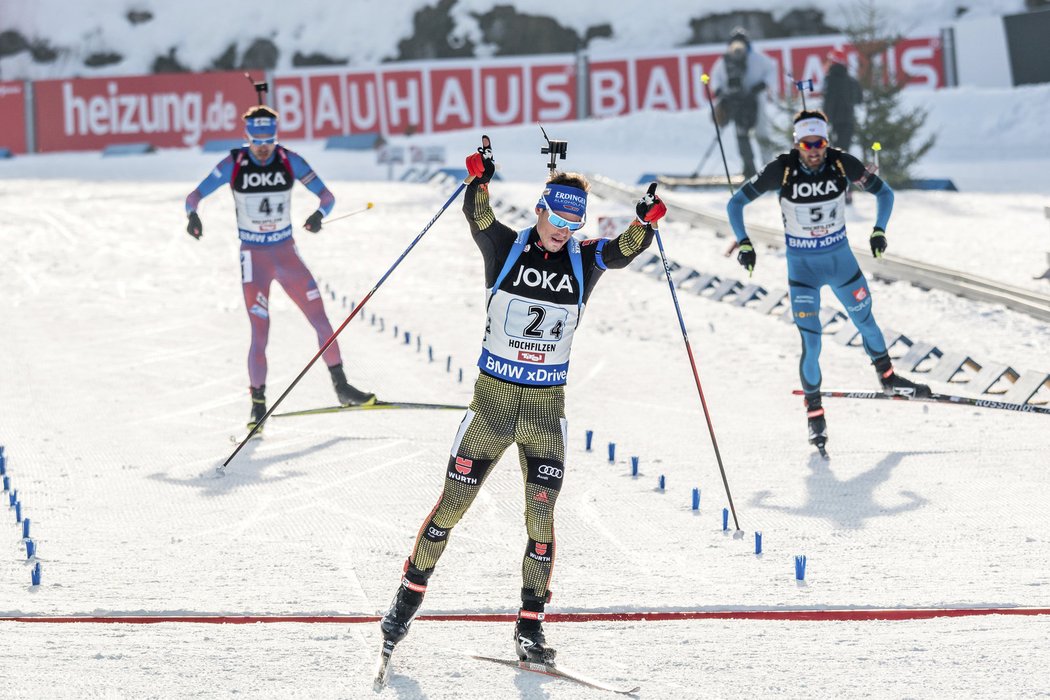 Německý finišman Simon Schempp dojíždí pro zlato z MS v závodě smíšených štafet