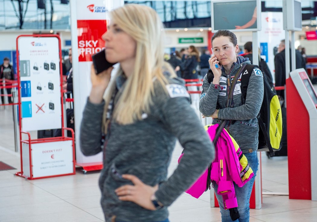 Telefonující Eva Puskarčíková a Veronika Vítková před odletem do Norska