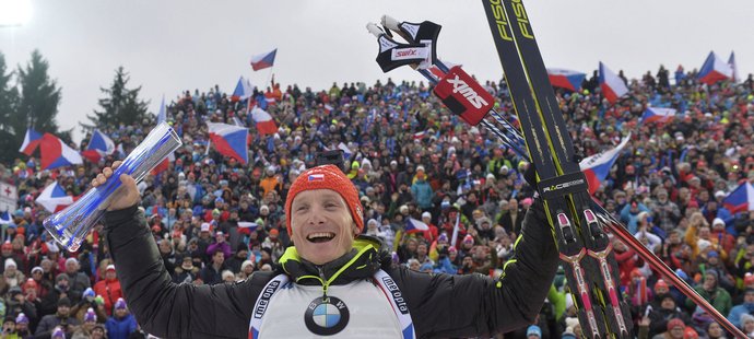 Český biatlonista Ondřej Moravec zdraví fanoušky v Novém Městě po zisku čtvrtého místa v závodě s hromadným startem