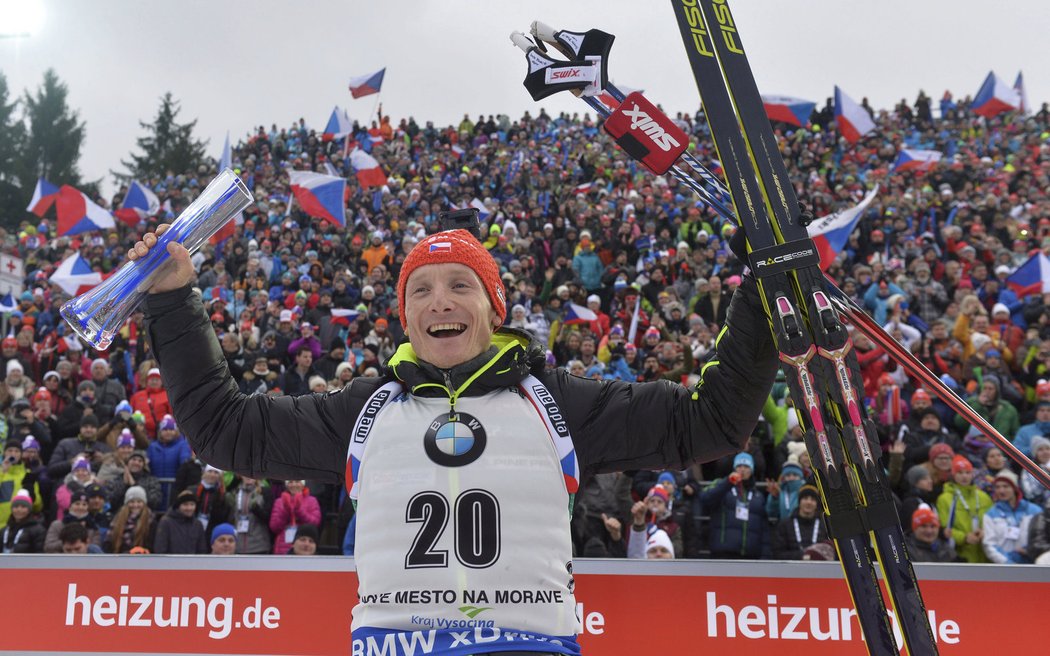 Český biatlonista Ondřej Moravec zdraví fanoušky v Novém Městě po zisku čtvrtého místa v závodě s hromadným startem