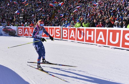 Česká biatlonistka Barbora Tomešová před narvanými tribunami v Novém Městě