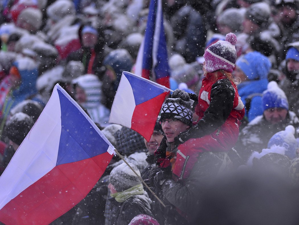 Fanoušci si v Novém Městě užívali biatlon i ve sněhové vánici. Za víkend jich dorazilo přes sto tisíc