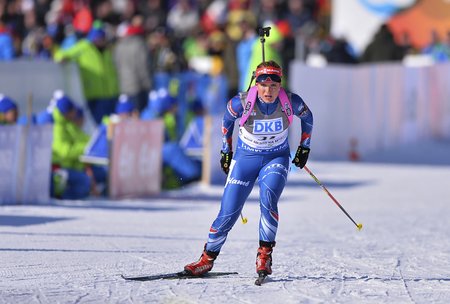 Gabriela Soukalová přijíždí na střelnici ve sprintu SP v Novém Městě na Moravě