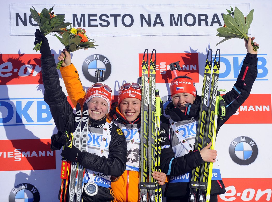 Na snímku zleva stříbrná Němka Franziska Hildebrandová, zlatá Němka Laura Dahlmeierová a bronzová Veronika Vítková po sprintu biatlonistek v Novém Městě